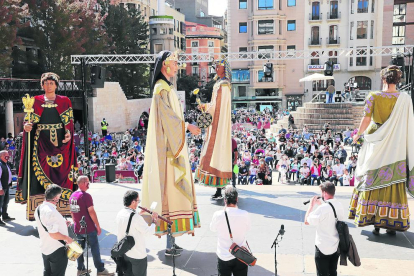 Ball dels gegants durant el Seguici, ahir a l’escenari de la plaça Sant Joan.