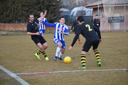 Un jugador de l’Organyà intenta eludir dos rivals del Vilanova.