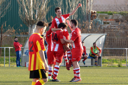 El Atlètic Almacelles celebra uno de los goles del partido.
