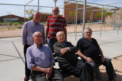 Vecinos de Vallfogona de Balaguer, que aseguraron que irán a votar en las elecciones generales. 