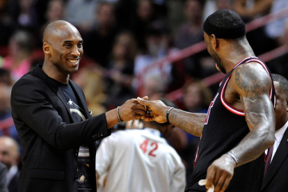 Bryant saluda LeBron, que aquest cap de setmana el va superar com a tercer màxim anotador de l’NBA.