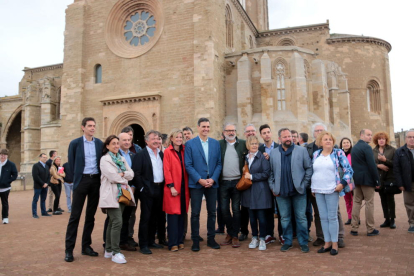 Sánchez, entre Mínguez i Larrosa, i amb altres representants socialistes, dijous a la Seu Vella.