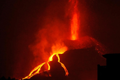 Imatge d’un dels cràters del volcà expulsant lava.