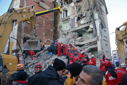Imagen de un edificio en escombros tras el terremoto.