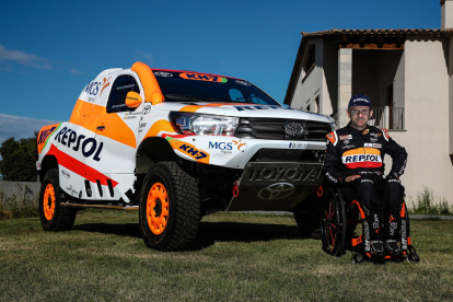 Isidre Esteve, junto al competitivo Toyota con el que participará en el Dakar 2021.