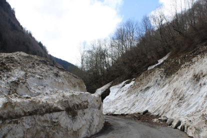 Vía abierta tras retirar nieve acumulada por avalanchas en la Artiga de Lin.