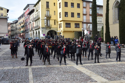 Un centenar de mujeres vestidas de negro escenificaron ayer la ‘performance’ en la plaza dels Oms de la capital del Alt Urgell.