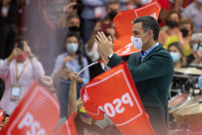 El president espanyol, Pedro Sánchez, enmig d'unes banderes del PSOE durant el congrés del partit el 17 d'octubre.