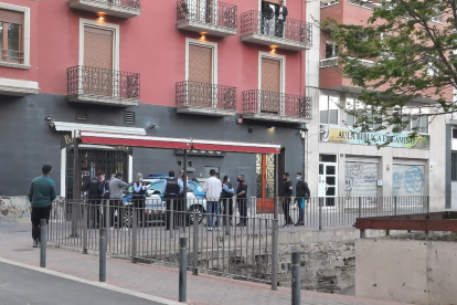 Los Mossos d’Esquadra en la plaza Noguerola tras el incidente. 