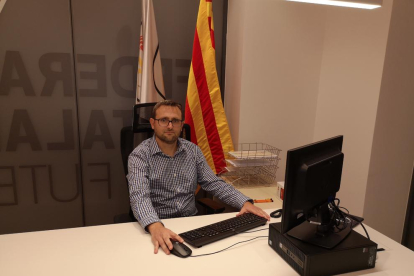 Josep Maria Espasa, divendres passat al seu despatx de la delegació territorial de futbol.