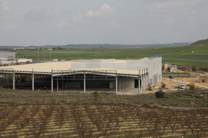 La planta de selección de residuos en construcción en el recinto del vertedero de Montoliu.