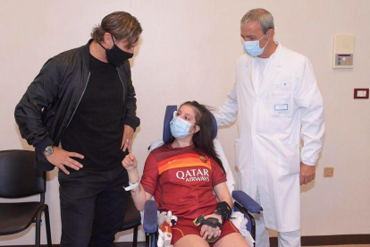 Francesco Totti visitó a Ilenia en el hospital en el que se recupera.