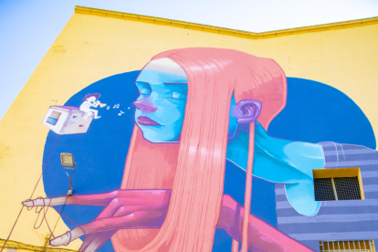 Uno de los murales de gran formato que se han hecho durante el festival Lleida_potFest situado en la calle Cavallers. 