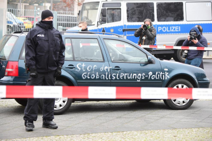 Protesta contra la globalització intentant estavellar un cotxe a la seu de la cancelleria - Un automòbil va irrompre ahir a la zona de seguretat de la cancelleria alemanya estavellant-se al costat de la tanca que dóna accés a l’edifici, en el ...