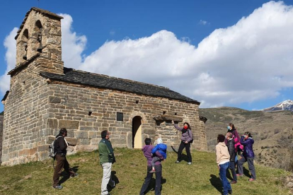Visitantes en la ermita de Sant Quirc de Durro.