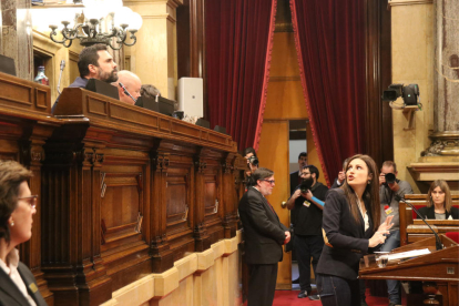 La líder de Cs, Lorena Roldán, discutiendo con el presidente del Parlamento, Roger Torrent, el 27 de enero del 2020