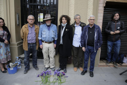 Foto de família dels organitzadors del projecte de les ‘Stolpersteine’ a Lleida, al costat de la pedra en record a Miquel Sol Torres.