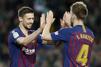 Los jugadores del Barcelona celebran uno de sus dos goles.