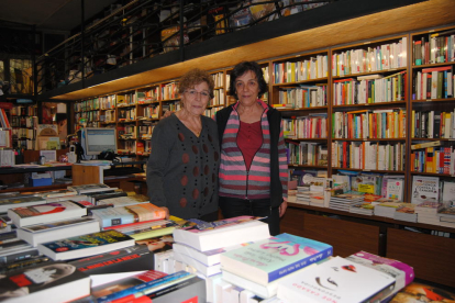  Maria Carme Castelló y Núria Dalmases, dos generaciones al frente de una librería centenaria.