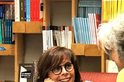 Maria Carme Castelló i Núria Dalmases, dos generacions al capdavant d’una llibreria centenària.