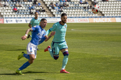 Raúl González disputa un balón con Michele Diana, exjugador del Lleida y ahora en el filial del Levante.