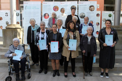 Foto de família al Teatre Ateneu de Tàrrega amb l’alcaldessa, Alba Pijuan, representants de l’ICD i algunes de les homenatjades.