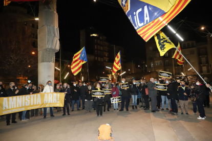 Desenes de persones es van reunir a la plaça Ricard Viñes de Lleida per protestar contra la decisió.