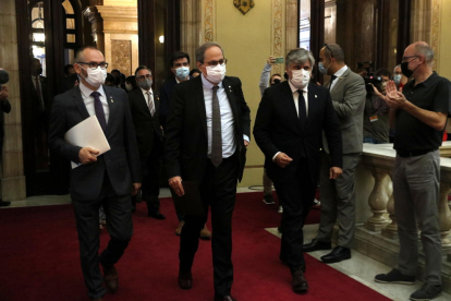 El presidente inhabilitado Quim Torra sale del Parlament acompañado del vicepresidente del Parlament, Josep Costa, y del presidente del grupo de JxCat, Albert Batet.