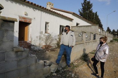 Dos veïns mostren una de les dos cases en ruïnes que han demanat enderrocar a l’ajuntament.