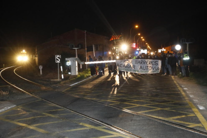 Los manifestantes delante del paso de la C-13, justo antes de pasar uno de los convoyes de la línea. 