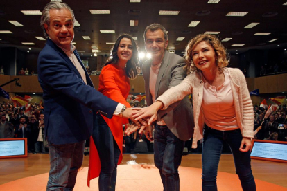 Arrimadas, amb Marcos de Quint, Toni Cantó i Marta Martín al míting de Ciutadans a Alacant.