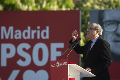 El candidato del PSOE, Ángel Gabilondo, ayer, también en un mitin.