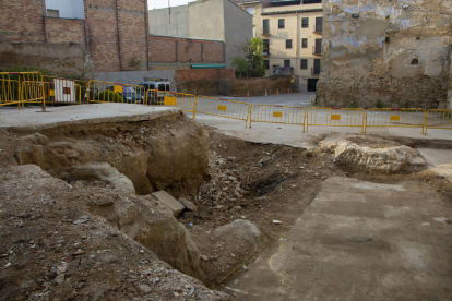 Hallaron restos arqueológicos con el derribo de tres casas.  