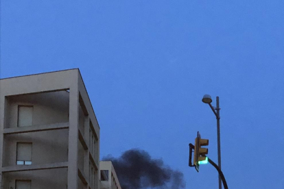 El fuego de la calle Sant Crist generó una gran columna de humo.