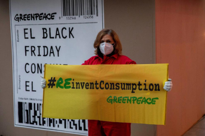 Greenpeace coloca una gran caja en Madrid contra el 