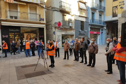 Marea Pensionista  -  Marea Pensionista de Lleida se concentró ayer frente a la Paeria para debatir sobre la crisis con Ignacio Laguna, miembro de la Coordinadora de Catalunya.