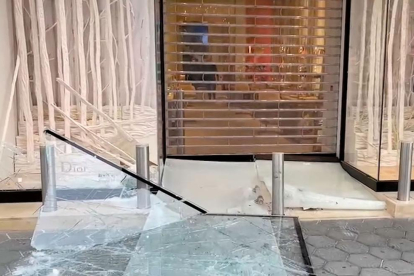 Imatge de l’aparador de la botiga assaltada ahir a Barcelona.