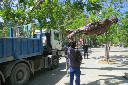Un operari retira amb un camió grua l’estàtua, que va ser portada a un magatzem i serà restaurada.