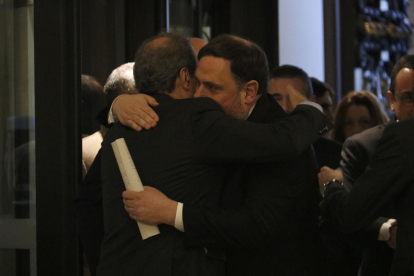 El president de la Generalitat, Quim Torra, i l'exvicepresident Oriol Junqueras abraçant-se a l'entrada al Parlament