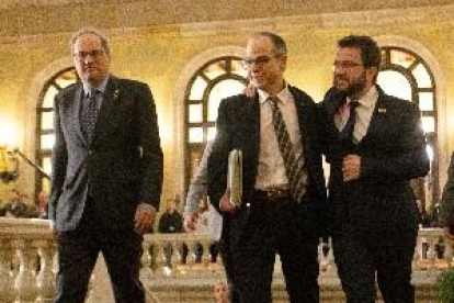 Els exconsellers presos arriben al Parlament entre aplaudiments i crits de llibertat