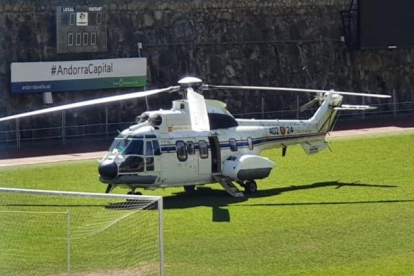El helicóptero parado en la hierba del Estadi Comunal