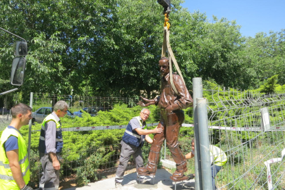 La estatua, en el momento de ser colocada en su sitio.