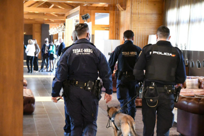 Varios agentes de la policía española participando en el dispositivo de seguridad de la XXVII Cumbre Iberoamericana de Jefes de Estado y de Gobierno que se celebra en Soldeu (Andorra)