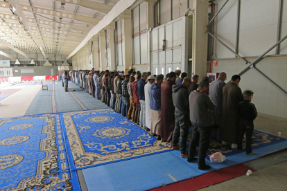 Musulmanes rezando ayer al mediodía en el interior del pabellón 4 de los Camps Elisis.
