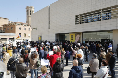 Concentració ahir davant el Museu de Lleida a l’acte reivindicatiu en defensa de la pinacoteca i per la recuperació de l’art.