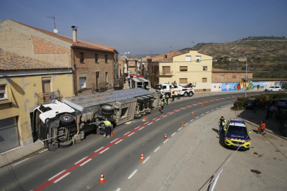 Imatge del camió amb porcs que va bolcar ahir quan circulava per l’interior de Castelló de Farfanya.