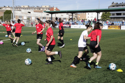 Algunas de las jugadoras que participaron ayer en la Jornada de Futbol Femení organizada por la FCF.