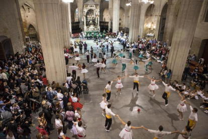 Concurso de sardanas en el interior de la iglesia de Santa Maria de Cervera en septiembre de 2015. 