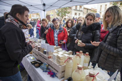 El certamen reunió una docena de artesanos del jabón y la cosmética natural en la plaza Prat de la Riba. 