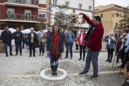 El certamen reunió una docena de artesanos del jabón y la cosmética natural en la plaza Prat de la Riba. 